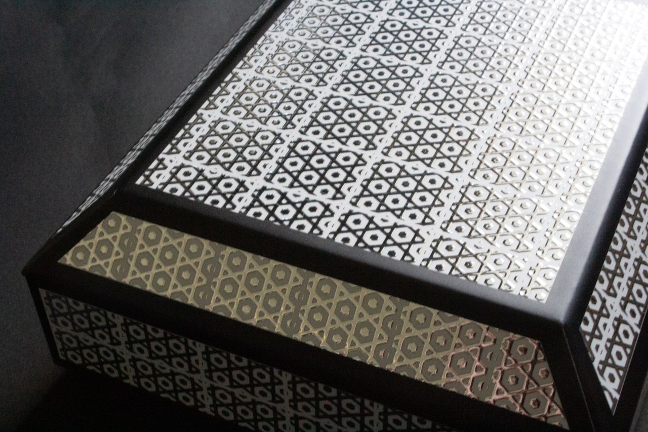 リキッドメタルにより伝統文様が銀箔にが光り輝く、フルスタムタイプの貼り箱