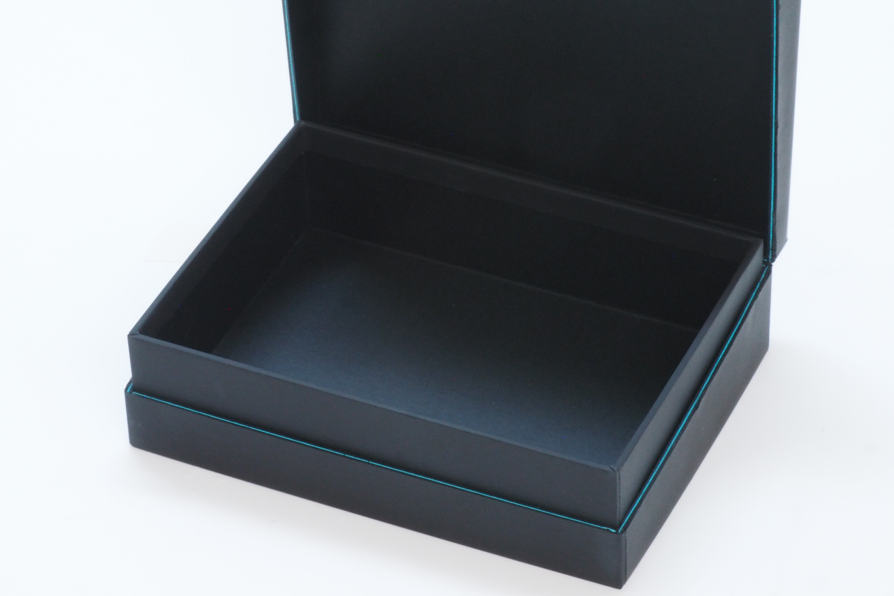 製函後に側面をカットすることで効果的なデザインを表現できる貼り箱「CUT BOX／カットボックス」